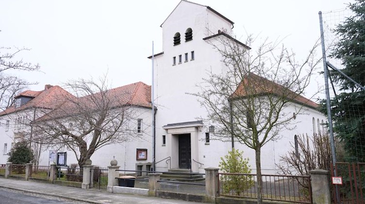 Die Römisch-Katholische Kirche St. Georg der gleichnamigen Gemeinde. Foto: Sebastian Kahnert/dpa-Zentralbild/dpa/Archivbild