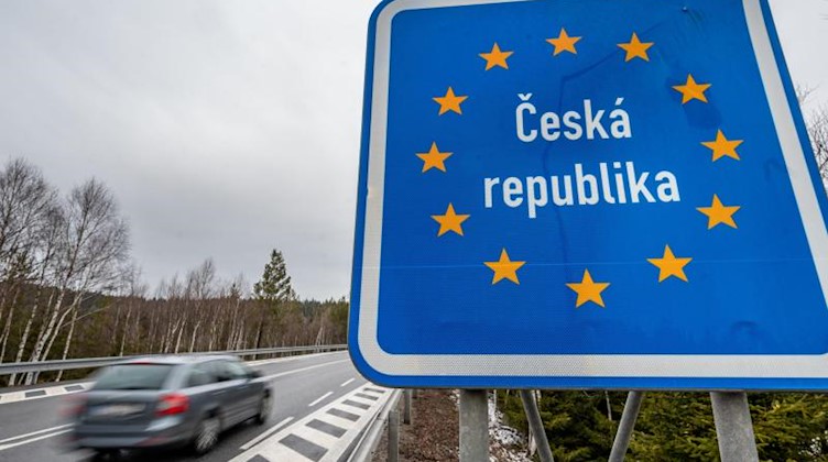 Ein Auto fährt an der deutsch-tschechischen Grenze nach Tschechien. Foto: Armin Weigel/dpa/Symbolbild