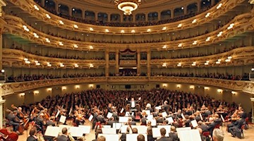 Die Staatskapelle Dresden spielt während eines Konzertes in der Dresdner Semperoper. Foto: Ralf Hirschberger/dpa-Zentralbild/dpa/Archivbild