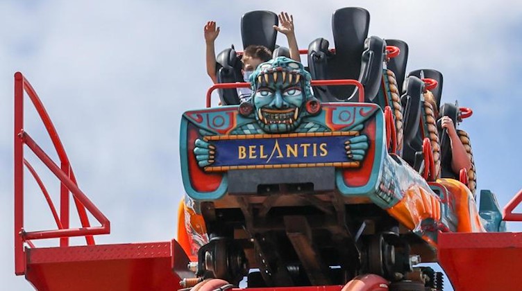 Besucher fahren mit der Achterbahn "Huracan" im Freizeitpark Belantis. Foto: Jan Woitas/dpa-Zentralbild/dpa/Archivbild