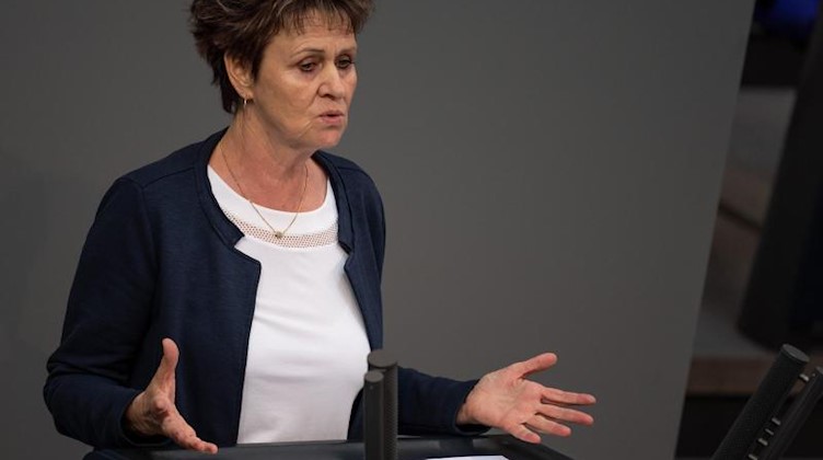 Sabine Zimmermann (Die Linke) spricht im Bundestag. Foto: Monika Skolimowska/zb/dpa/Archivbild
