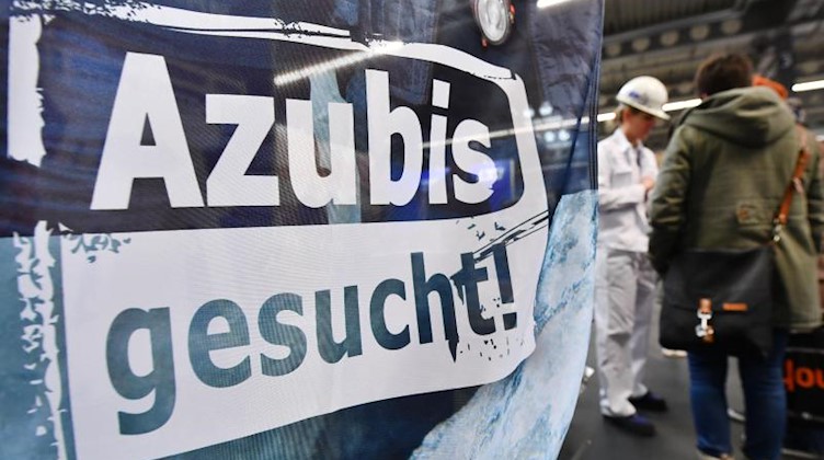 «Azubis gesucht» steht auf einem Banner. Foto: Martin Schutt/zb/dpa/Symbolbild