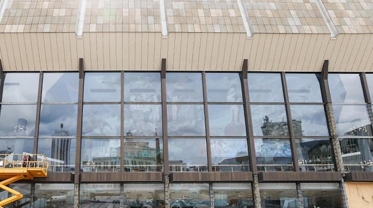 Die Glasfassade des Gewandhauses. Foto: Jan Woitas/dpa-Zentralbild/dpa/Archivbild
