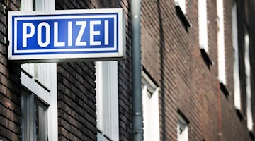 Ein Polizei-Schild an einem Polizeipräsidium. Foto: Roland Weihrauch/dpa/Symbolbild