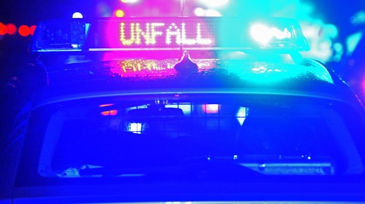 Polizei Blaulicht bei Unfallaufnahme. Foto: Stefan Puchner/dpa/Symbolbild