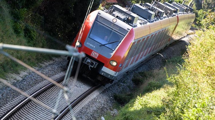 Eine S-Bahn fährt über die Gleise. Foto: Matthias Balk/dpa/Symbolbild