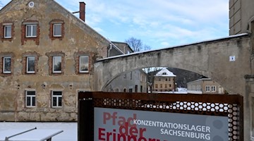 Eine Informationstafel steht auf dem Gelände der KZ-Gedenkstätte Sachsenburg. Foto: Hendrik Schmidt/dpa-Zentralbild/dpa/Archivbild