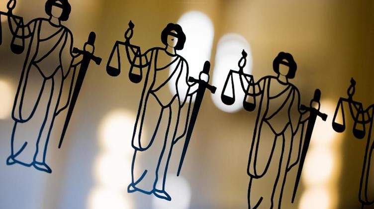 Abbildungen der Justitia an einer Scheibe am Eingang zu einem Gericht. Foto: Rolf Vennenbernd/dpa/Symbolbild