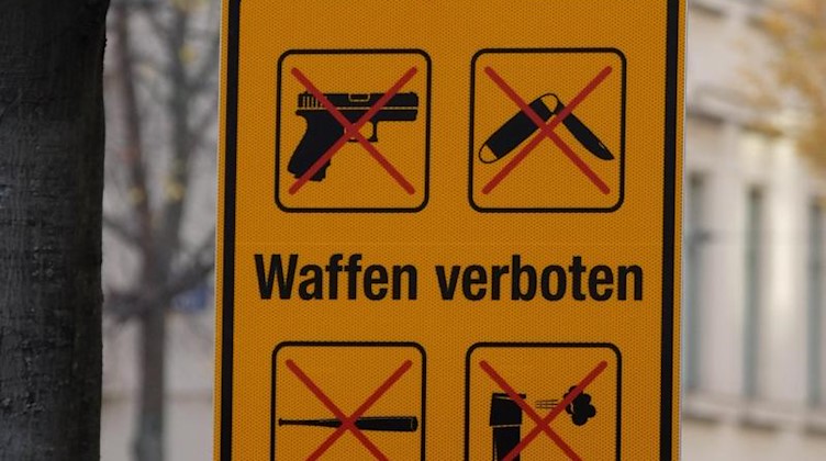 Ein Schild deutet auf der Eisenbahnstraße auf eine Waffenverbotszone hin. Foto: Sebastian Willnow/dpa-Zentralbild/dpa/Symbolbild
