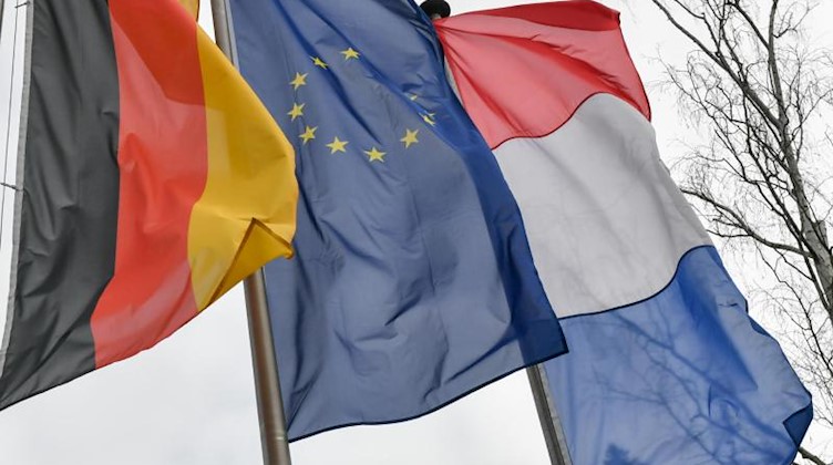 Die Flaggen von Deutschland, der EU und von Frankreich sind zu sehen. Foto: Jens Kalaene/dpa-Zentralbild/ZB/Symbolbild