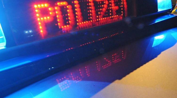 Die Aufschrift «Polizei» leuchtet auf einem Polizeifahrzeug. Foto: picture alliance / Patrick Seeger/dpa/Symbolbild