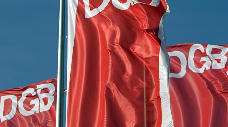 Fahnen des Deutschen Gewerkschaftsbunds (DGB) wehen in Leipzig. Foto: Jan Woitas/dpa-Zentralbild/dpa/Symbolbild