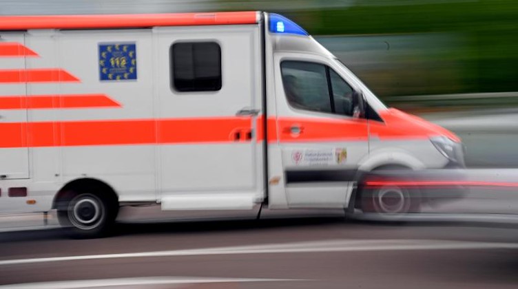 Ein Rettungswagen ist mit Blaulicht im Einsatz. Foto: Hendrik Schmidt/dpa-Zentralbild/ZB/Symbolbild