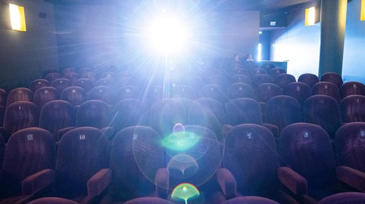 Der Filmprojektor leuchtet in einer Kinovorstellung. Foto: Julian Stratenschulte/dpa