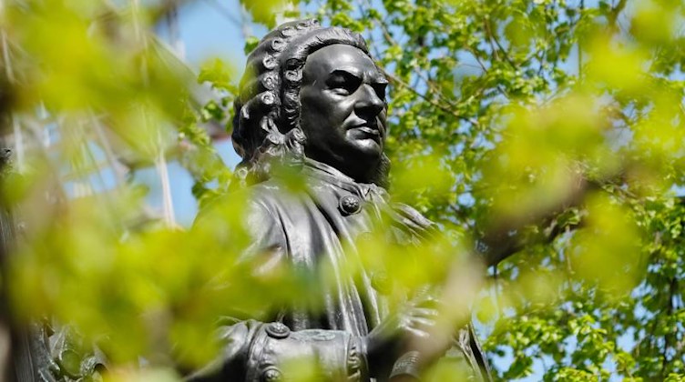 Eine Bach-Statue. Foto: Sebastian Willnow/dpa-Zentralbild/dpa/Archivbild