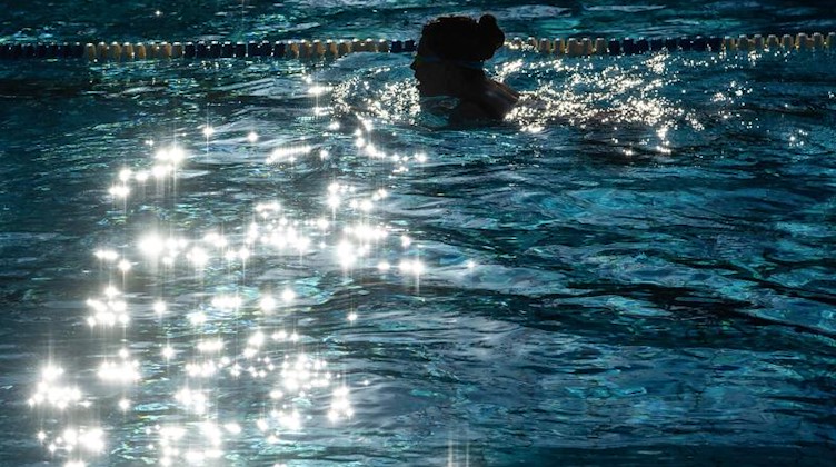 Schwimmer ziehen im Freibad ihre Bahnen. Foto: Paul Zinken/dpa-Zentralbild/dpa/Archivbild
