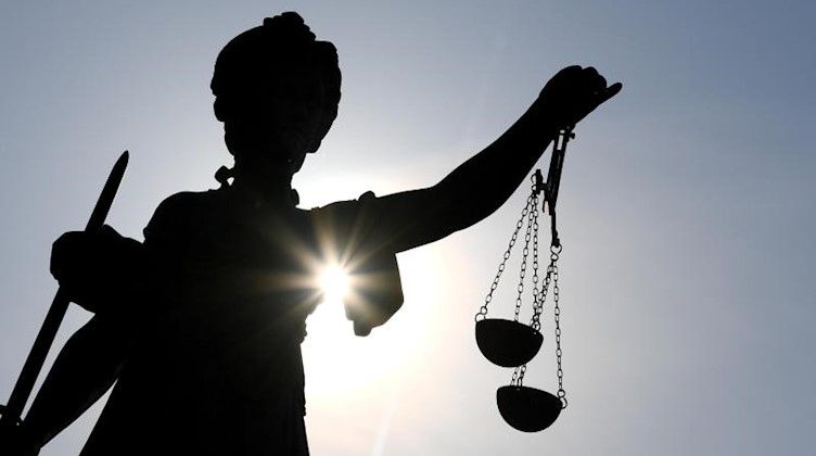 Eine Statue der Justitia mit einer Waage und einem Schwert in ihren Händen. Foto: Arne Dedert/dpa/Symbolbild