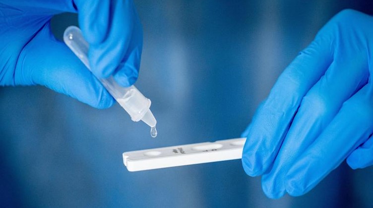 Medizinisch geschultes Personal führt einen Corona-Schnelltest durch. Foto: Kay Nietfeld/dpa/Symbolbild