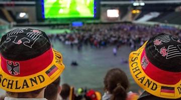 Fußballfans verfolgen beim Public Viewing ein Fußballspiel. Foto: Sebastian Stenzel/dpa/Symbolbild