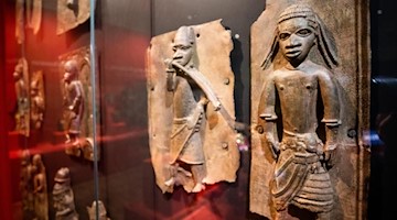 Verschiedene Reliefplatten aus Nigeria, sind im Lindenmuseum in Stuttgart ausgestellt. Foto: Christoph Schmidt/dpa/Archivbild
