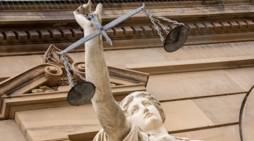 Vor dem Landgericht hält eine Statue der Justitia eine Waagschale. Foto: Stefan Puchner/dpa/Symbolbild