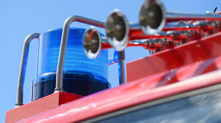 Das Blaulicht leuchtet auf einem Einsatzfahrzeug der Feuerwehr. Foto: Robert Michael/dpa-Zentralbild/ZB/Symbolbild