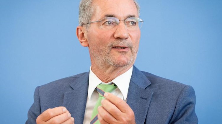 Matthias Platzeck (SPD), ehemaliger brandenburgischer Ministerpräsident, spricht. Foto: Kay Nietfeld/dpa