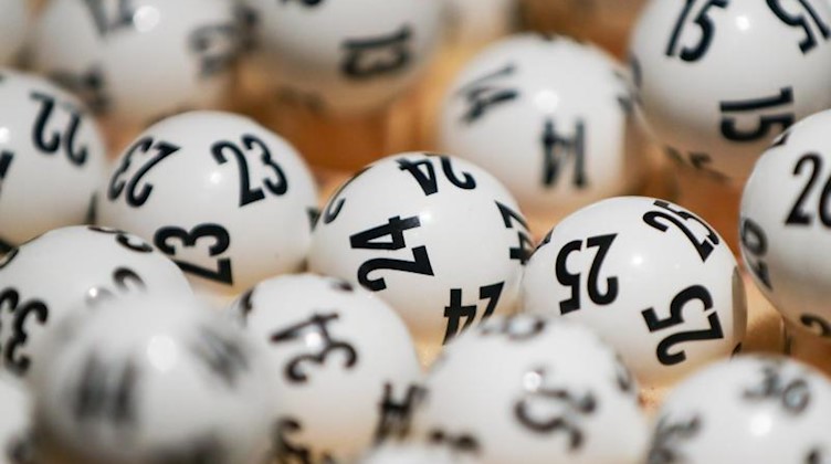 Lottokugeln liegen vor einer Ziehung bereit. Foto: Jan Woitas/zb/dpa/Symbolbild