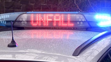 Die Leuchtschrift «Unfall» auf dem Dach eines Polizeiwagens. Foto: Carsten Rehder/dpa/Symbolbild