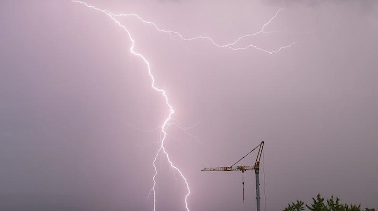 Ein Blitz schlägt ein. Foto: Julian Stratenschulte/dpa/Archivbild