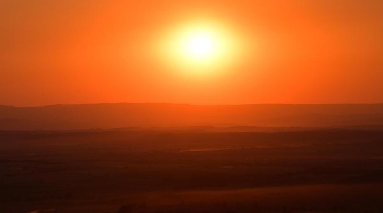 Die Sonne geht unter. Foto: Martin Schutt/dpa-Zentralbild/dpa/Symbolbild