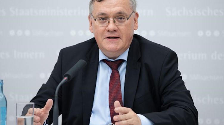 Dirk-Martin Christian spricht. Foto: Sebastian Kahnert/dpa-Zentralbild/dpa/Archivbild