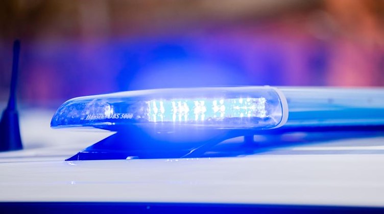 Das Blaulicht eines Polizeifahrzeuges leuchtet. Foto: Christoph Soeder/dpa/Symbolbild