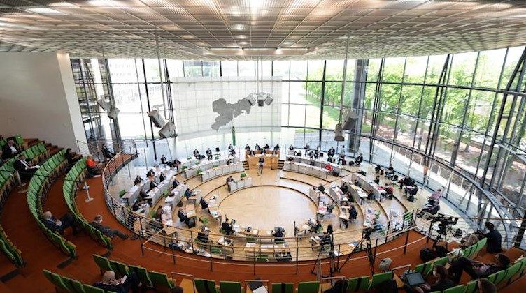 Die Abgeordneten sitzen bei der Landtagssitzung im Plenum auf ihren Plätzen. Foto: Sebastian Kahnert/dpa-Zentralbild/dpa/Archivbild