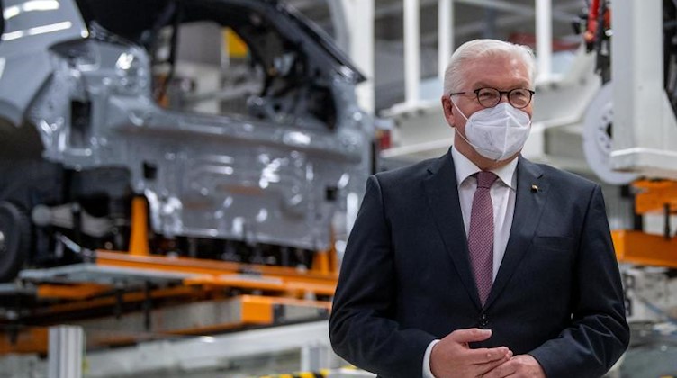 Bundespräsident Frank-Walter Steinmeier steht an einer Produktionslinie für die neuen Elektrofahrzeuge ID.3 und ID.4 im Werk von Volkswagen in Zwickau. Foto: Hendrik Schmidt/dpa-Zentralbild/dpa