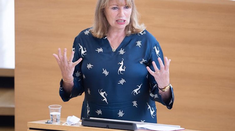 Petra Köpping (SPD), Sozialministerin von Sachsen, spricht im Plenum zu den Abgeordneten. Foto: Sebastian Kahnert/dpa-Zentralbild/dpa