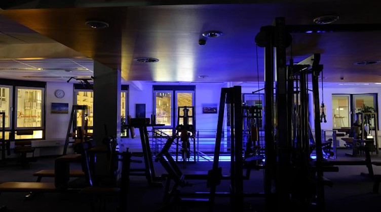 Blick in ein leeres Fitnessstudio. Foto: Sebastian Willnow/dpa-Zentralbild/dpa/Archivbild