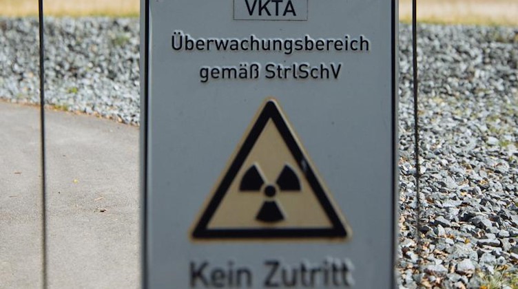 Ein Schild warnt am Absperrzaun des Geländes vom ehemaligen Atomforschungsreaktor. Foto: Oliver Killig/dpa-Zentralbild/dpa/Archivbild