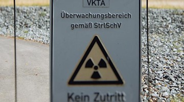 Ein Schild warnt am Absperrzaun des Geländes vom ehemaligen Atomforschungsreaktor. Foto: Oliver Killig/dpa-Zentralbild/dpa/Archivbild