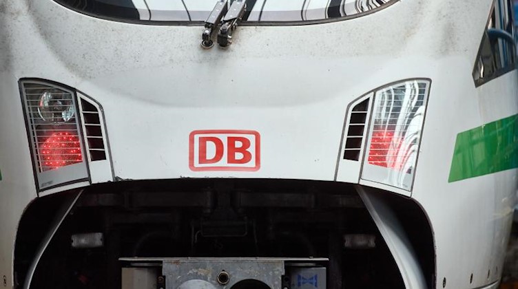 Das Logo der Deutschen Bahn ist auf der Front eines Zugs zu sehen. Foto: Bernd Thissen/dpa/Symbolbild