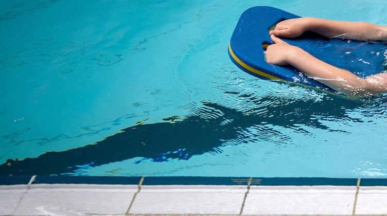 Ein Schüler schwimmt in einer Schwimmhalle. Foto: Sina Schuldt/dpa/Symbolbild/Archiv