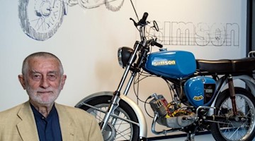 Karl Clauss Dietel steht neben einem Moped, das er mit Lutz Rudolph für Simson Suhl gestaltet hatte. Foto: Hendrik Schmidt/dpa-Zentralbild/ZB/Archivbild