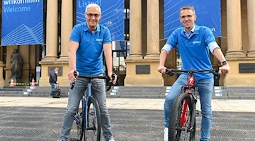 Andres Martin-Birner (l), Gründer von Bike24, und Timm Armbrust vor dem Börsensaal in Frankfurt. Foto: Martin Joppen/Deutsche Börse AG/dpa