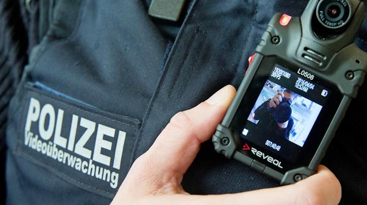 Ein Beamter der Bundespolizei zeigt eine Bodycam zur Videoüberwachung. Foto: Kay Nietfeld/dpa/Symbolbild