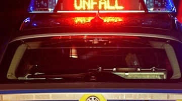 Der Schriftzug «Unfall» leuchtet auf einem Streifenwagen. Foto: Stefan Puchner/dpa/Symbolbild