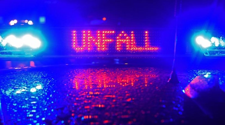 Der Schriftzug «Unfall» leuchtet auf dem Dach eines Polizeiwagens. Foto: Stefan Puchner/dpa/Symbolbild
