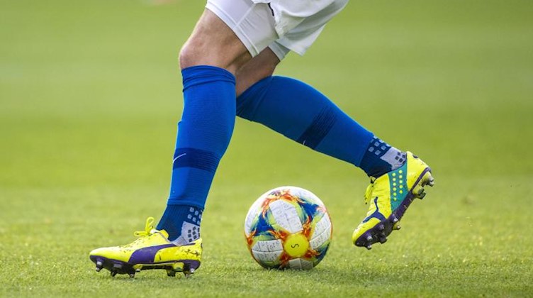 Ein Fußballspieler spielt den Ball. Foto: Jens Büttner/dpa-Zentralbild/ZB/Symbolbild