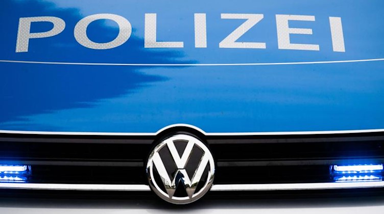 Ein Blaulicht leuchtet an einer Polizeistreife. Foto: Lino Mirgeler/dpa/Symbolbild