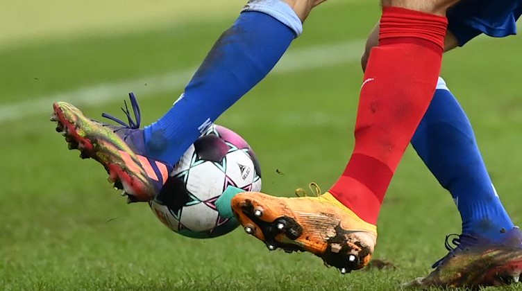 Zwei Fußballspieler kämpfen um den Ball. Foto: Uli Deck/dpa/Symbolbild