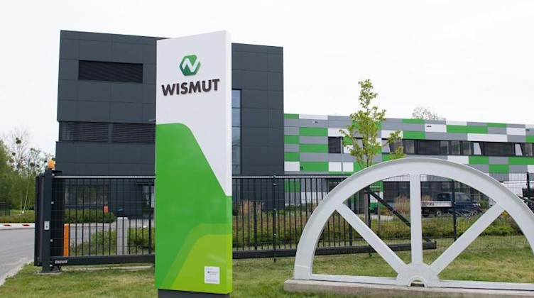 Der Eingang zum Betriebsgelände der Wismut GmbH. Foto: Sebastian Kahnert/dpa-Zentralbild/dpa/Archivbild